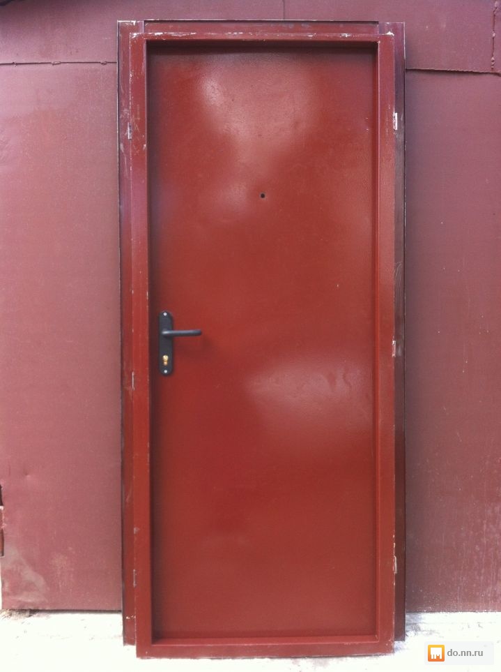 Куплю двери входные железные б у. Железная дверь. Старая железная дверь. Дверь входная металлическая Старая. Дверь железная входная Старая.